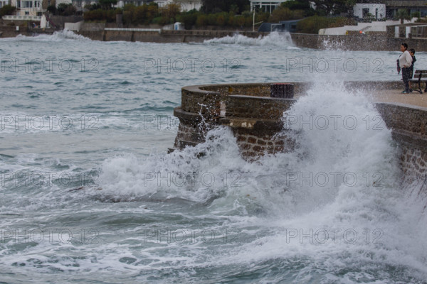 france region Bretagne, Finistère sud, Concarneau, grandes marées sur la corniche,