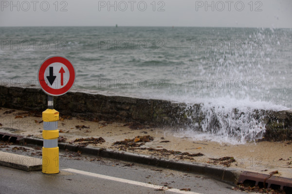 france region Bretagne, Finistère sud, Concarneau, grandes marées sur la corniche,