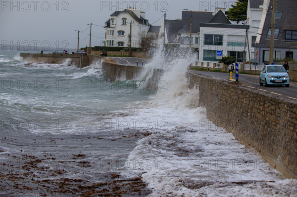 france region Bretagne, Finistère sud, Concarneau, grandes marées sur la corniche,