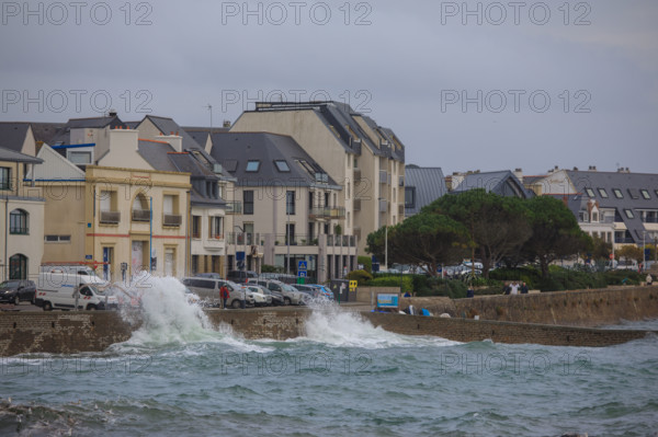 france region Bretagne, Finistère sud, Concarneau, grandes marées sur la corniche,