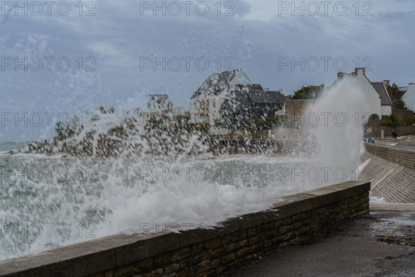 france region Bretagne, Finistère sud, Concarneau, grandes marées sur la corniche,