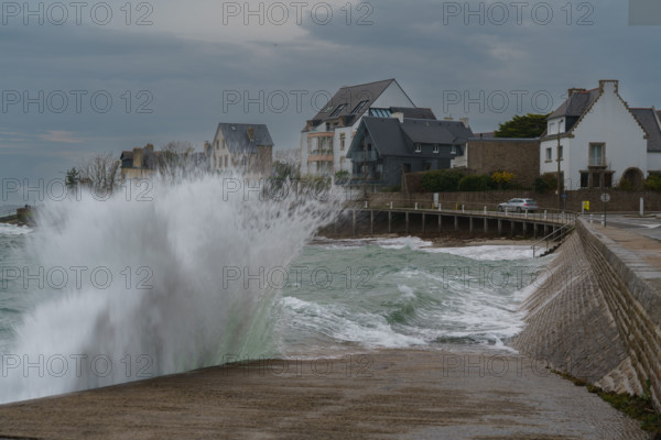 france region Bretagne, Finistère sud, Concarneau, grandes marées sur la corniche,