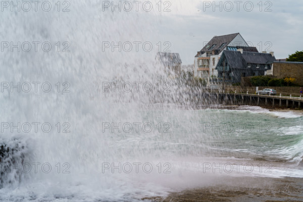 france region Bretagne, Finistère sud, Concarneau, grandes marées sur la corniche,