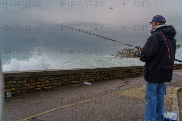 france region Bretagne, Finistère sud, Concarneau, grandes marées sur la corniche, pecheur