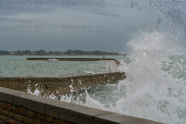 france region Bretagne, Finistère sud, Concarneau, grandes marées sur la corniche,