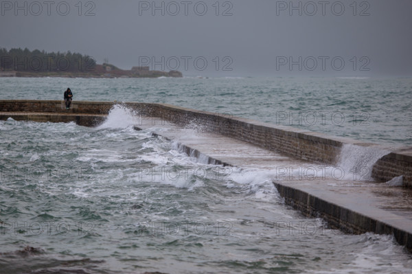 france region Bretagne, Finistère sud, Concarneau, grandes marées sur la corniche,