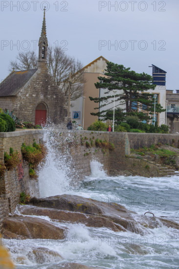 france region Bretagne, Finistère sud, Concarneau, grandes marées sur la corniche, quai de la croix, chapelle des marins,