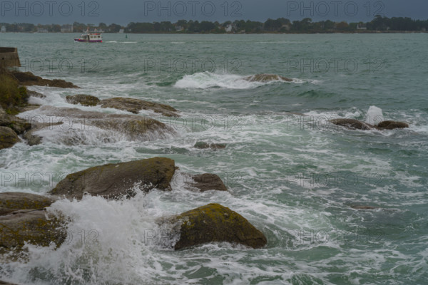 france region Bretagne, Finistère sud, Concarneau, grandes marées sur la corniche,