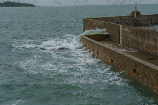 france region Bretagne, Finistère sud, Concarneau, grandes marées sur la corniche,