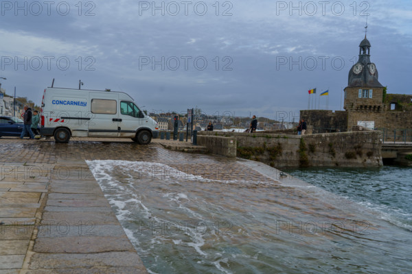 france region Bretagne, Finistère sud, Concarneau, grandes marées, le port et la ville close
