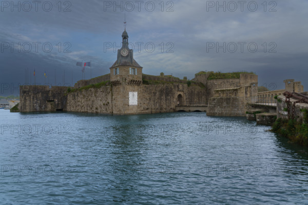france region Bretagne, Finistère sud, Concarneau, grandes marées, le port et la ville close