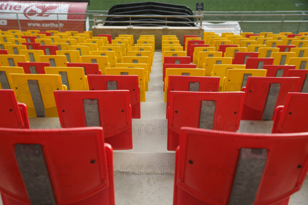 rance, région pays de la loire, sarthe, le Mans, stade Marie Marvingt, sièges jaunes et rouges.
