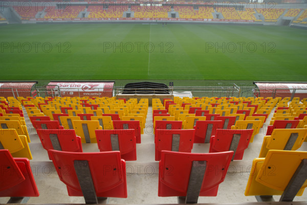 rance, région pays de la loire, sarthe, le Mans, stade Marie Marvingt, sièges jaunes et rouges.