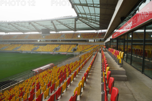 rance, région pays de la loire, sarthe, le Mans, stade Marie Marvingt, sièges jaunes et rouges.