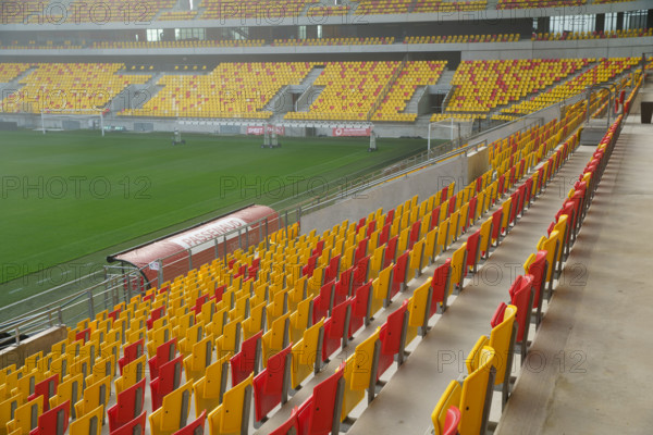 rance, région pays de la loire, sarthe, le Mans, stade Marie Marvingt, sièges jaunes et rouges.