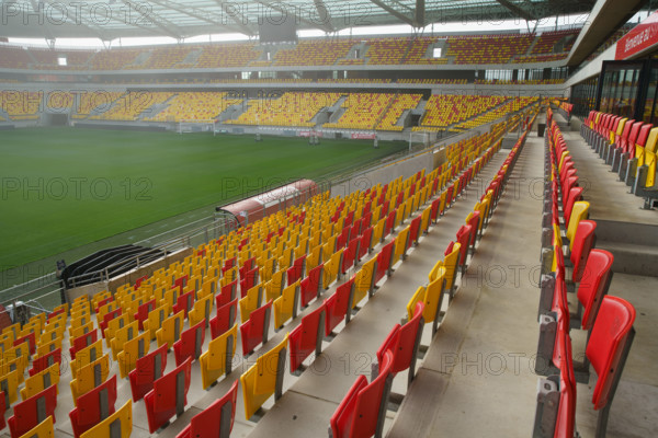 rance, région pays de la loire, sarthe, le Mans, stade Marie Marvingt, sièges jaunes et rouges.