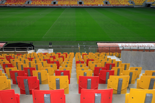 rance, région pays de la loire, sarthe, le Mans, stade Marie Marvingt, sièges jaunes et rouges.
