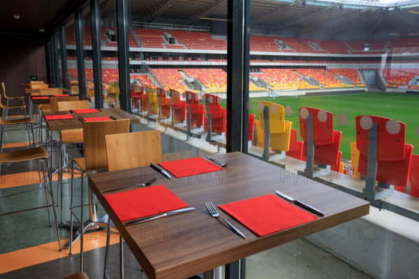 rance, région pays de la loire, sarthe, le Mans, stade Marie Marvingt, sièges jaunes et rouges.