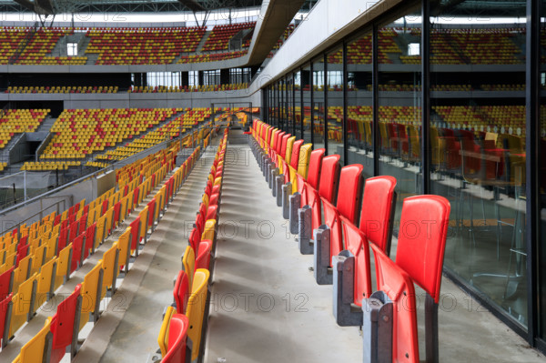 rance, région pays de la loire, sarthe, le Mans, stade Marie Marvingt, sièges jaunes et rouges.