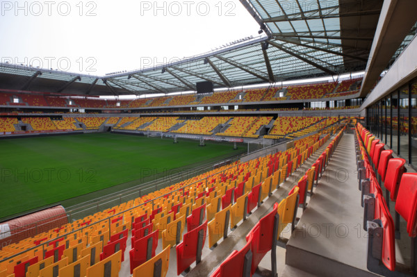 rance, région pays de la loire, sarthe, le Mans, stade Marie Marvingt, sièges jaunes et rouges.