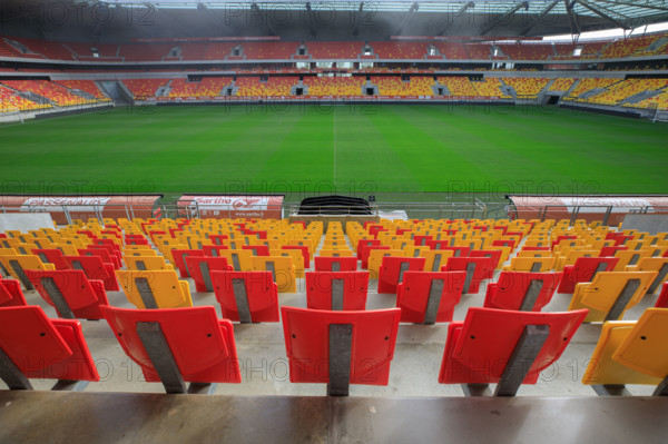 rance, région pays de la loire, sarthe, le Mans, stade Marie Marvingt, sièges jaunes et rouges.