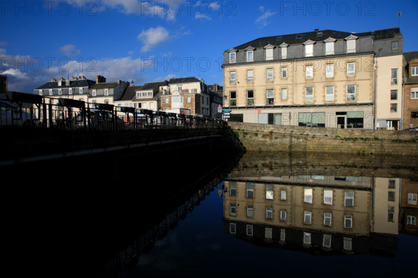 FRance, région Bretagne, Côtes d'Armor, lannion, allée du palais de justice, le Leguer