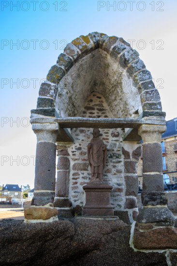 france, région Bretagne, Côtes d'Armor, côte de granit rose, Ploumanac'h, les rochers, oratoire saint Guirec,