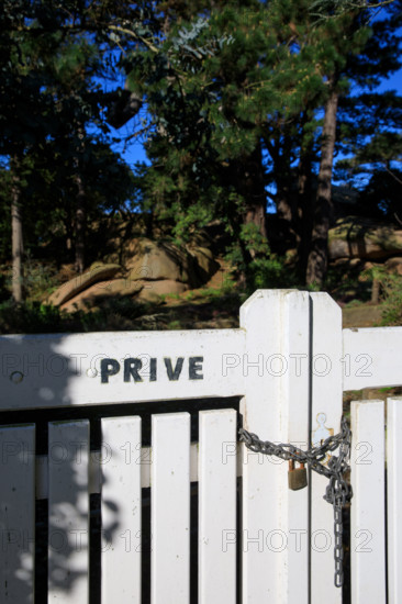 france, région Bretagne, Côtes d'Armor, côte de granit rose, Ploumanac'h, les rochers? propriété privée,