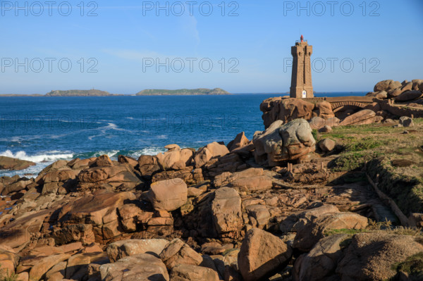 france, région Bretagne, Côtes d'Armor, côte de granit rose, Ploumanac'h, les rochers