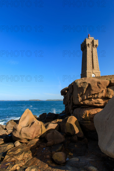 france, région Bretagne, Côtes d'Armor, côte de granit rose, Ploumanac'h, les rochers
