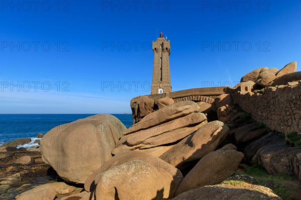 france, région Bretagne, Côtes d'Armor, côte de granit rose, Ploumanac'h, les rochers