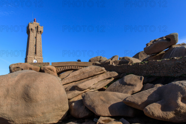 france, région Bretagne, Côtes d'Armor, côte de granit rose, Ploumanac'h, les rochers