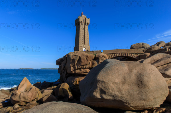 france, région Bretagne, Côtes d'Armor, côte de granit rose, Ploumanac'h, les rochers