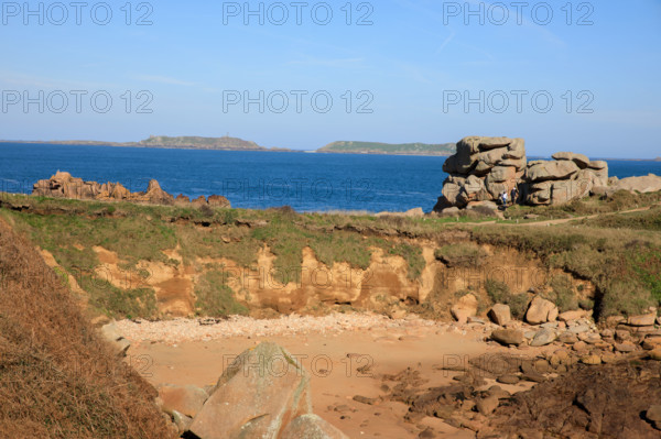 france, région Bretagne, Côtes d'Armor, côte de granit rose, Ploumanac'h, les rochers, future ile pour cause d'erosion