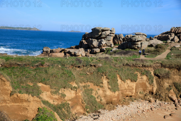 france, région Bretagne, Côtes d'Armor, côte de granit rose, Ploumanac'h, les rochers, future ile pour cause d'erosion