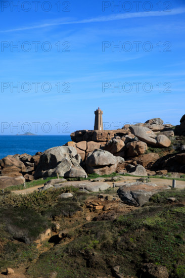 france, région Bretagne, Côtes d'Armor, côte de granit rose, Ploumanac'h, les rochers