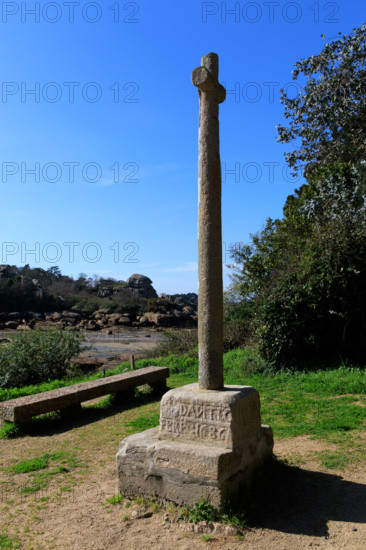 france, région Bretagne, Côtes d'Armor, côte de granit rose, Ploumanac'h, les rochers, calvaire