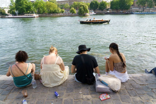 Parisiens sur les quais de Seine