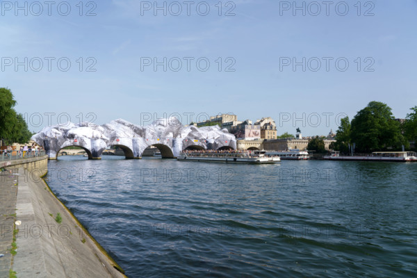 Oeuvre "La Caverne du Pont Neuf", par JR