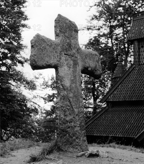 Bergen - Croix de l'an Mille devant l'église médiévale de Fantoft