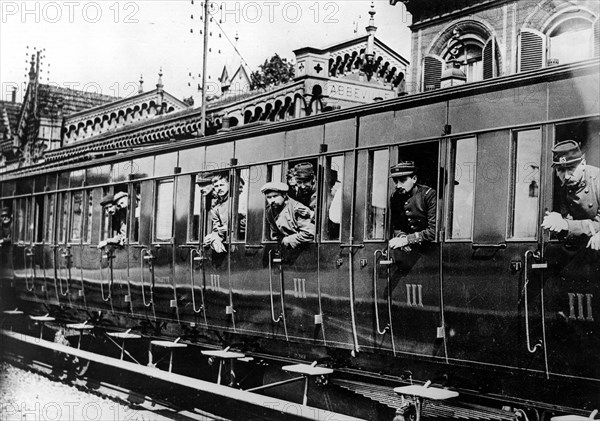 1914  French soldiers leaving for the face -