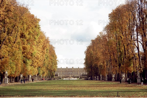 Versailles. Le Tapis Vert en se dirigeant vers le château.