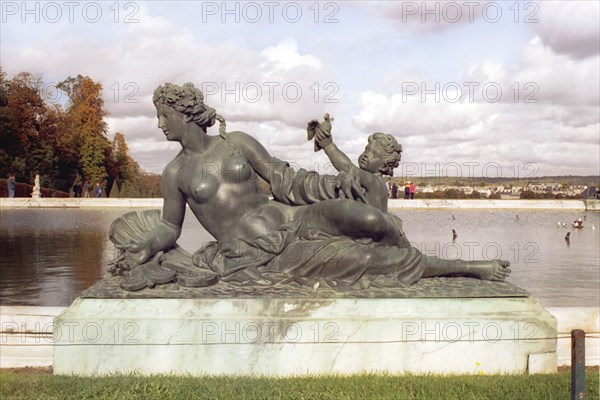Parc de Versailles : statue d'un des grands bassins de la terrasse.
