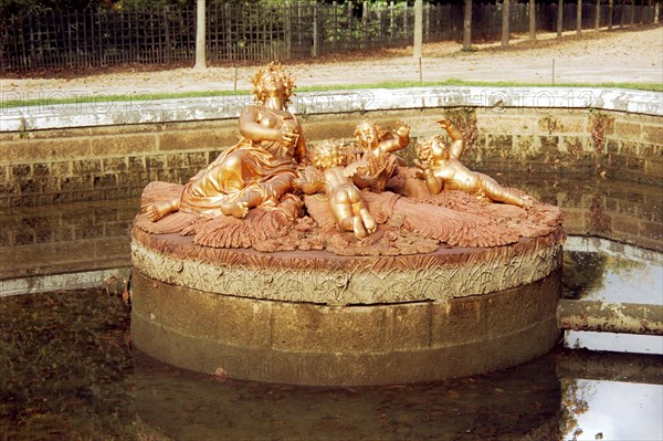 Parc de Versailles : un des bassins des bosquets : le bassin de Flore.
