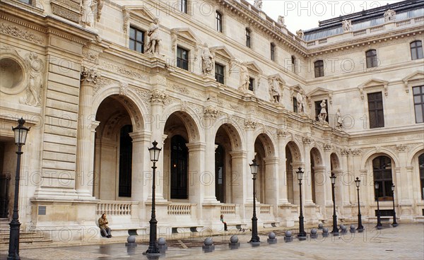 Paris. Le Louvre. La cour Napoléon.