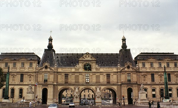 Entrée du Musée de  Louvre  Paris