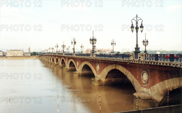 Pont de Bordeaux (486m) 1810-1821 dit " le Pont de Pierre ".