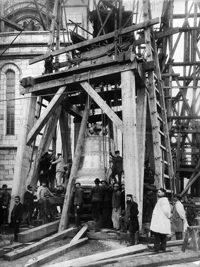 About 1900.  End of the construction of the Sacred Heart.