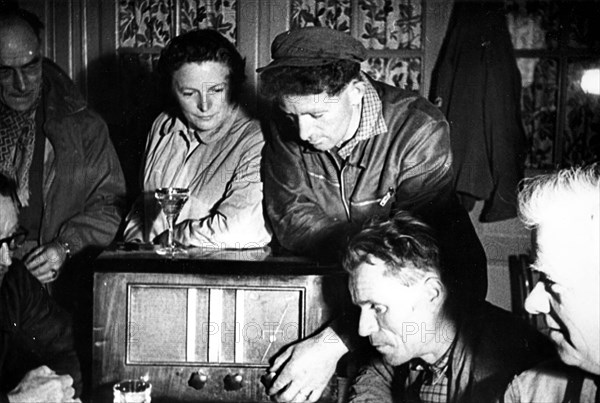 French people listening to Radio Londres