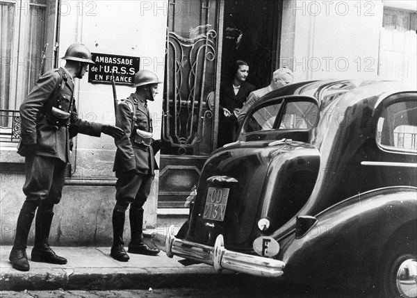 L'ambassade d'URSS est gardée militairement (30 juin 1941).